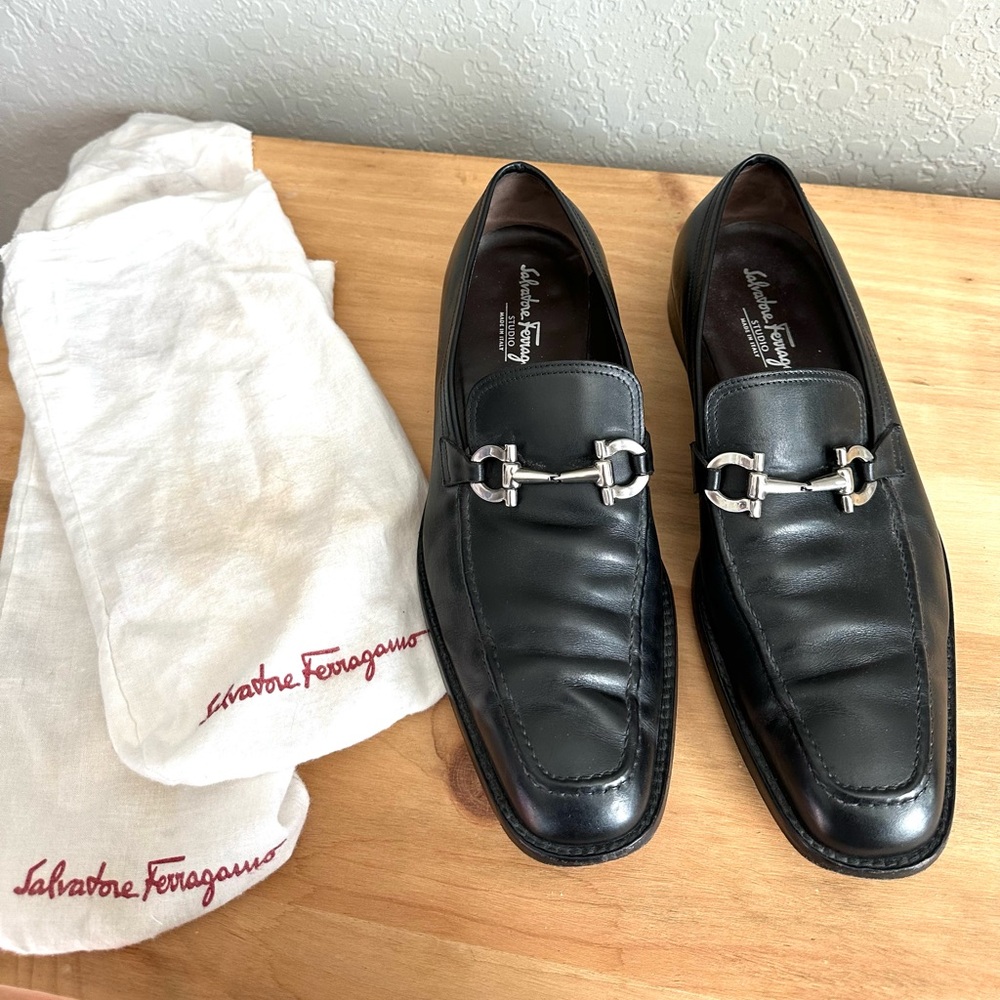 Salvatore Ferragamo men’s black loafers with silver horse-bit accent size 10